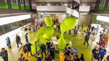 Fotoaufnahme vom Foyer des Informatik-Gebäudes der TU Dresden, in dem sich zahlreiche Menschen befinden.