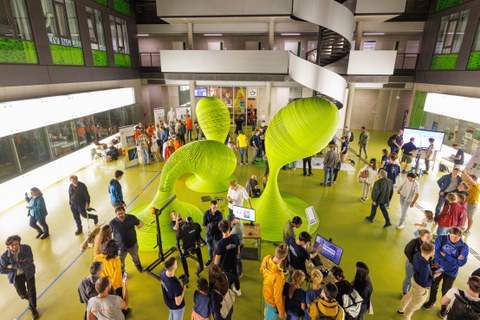 Fotoaufnahme vom Foyer des Informatik-Gebäudes der TU Dresden, in dem sich zahlreiche Menschen befinden.