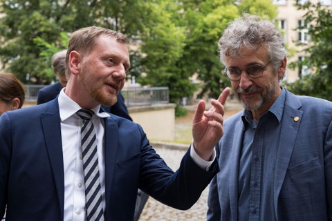 zwei Männer im Anzug