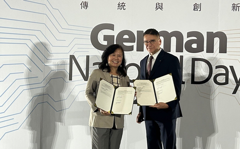 Prof. Ronald Tetzlaff, CTIO der TUD, und Prof. Prof. Hsiao-Wei Yuan, Vice President for International Affairs der National Taiwan University (NTU), bei der Unterzeichnung eines Verlängerungsvertrags zur Entsendung der STIPT-Kandidaten.