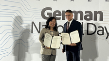 Prof. Ronald Tetzlaff, CTIO der TUD, und Prof. Prof. Hsiao-Wei Yuan, Vice President for International Affairs der National Taiwan University (NTU), bei der Unterzeichnung eines Verlängerungsvertrags zur Entsendung der STIPT-Kandidaten.