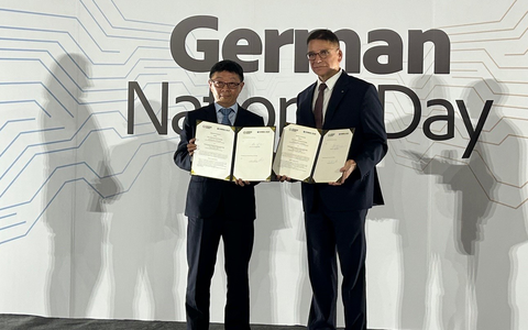 Prof. Ronald Tetzlaff, CTIO der TUD, und Prof. Jia-Yush Yen, President der Taiwan Tech (NTUST) bei der Unterzeichnung von Verträgen zur Entsendung der STIPT-Kandidaten für 2025.