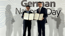 Prof. Ronald Tetzlaff, CTIO der TUD, und Prof. Jia-Yush Yen, President der Taiwan Tech (NTUST) bei der Unterzeichnung von Verträgen zur Entsendung der STIPT-Kandidaten für 2025.