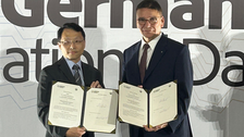 Prof. Ronald Tetzlaff, CTIO der TUD, und Prof. Li-Wei Chou, Deputy Vice President for Office of International Affairs der National Yang Ming Chiao Tung University (NYCU) bei der Unterzeichnung von Verträgen zur Entsendung der STIPT-Kandidaten für 2025.