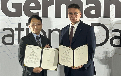 Prof. Ronald Tetzlaff, CTIO der TUD, und Prof. Li-Wei Chou, Deputy Vice President for Office of International Affairs der National Yang Ming Chiao Tung University (NYCU) bei der Unterzeichnung von Verträgen zur Entsendung der STIPT-Kandidaten für 2025.