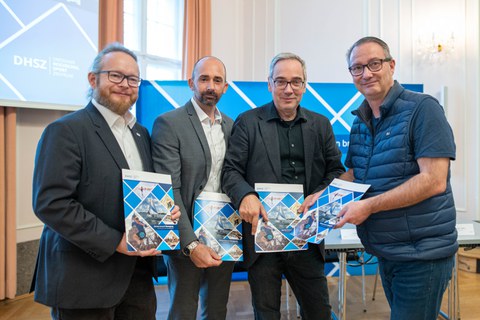 V.l.n.r.: Alexander E. Müller (Kanzler HTW), Marko Schimke (DHSZ), Jan Gerken (Kanzler TUD), Jan Donhauser (Erster Bürgermeister LHS DD).