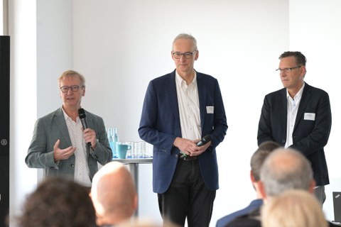 Auch die drei im Jahr 2023 mit dem UNIPRENEURS-Preis ausgezeichneten TUD-Professoren (v.l.n.r.) Prof. Gerhard Fettweis, Prof. Karl Leo und Prof. Frank Buchholz waren beim Jahrestreffen dabei. 