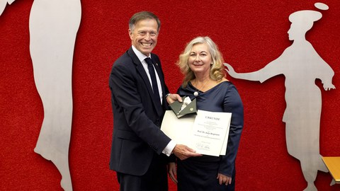 Landtagspräsident Dr. Matthias Rößler zeichnete Prof. Antje Bergmann mit der Sächsischen Verfassungsmedaille aus.