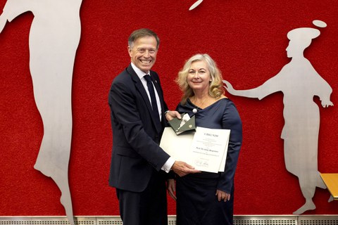 Landtagspräsident Dr. Matthias Rößler zeichnete Prof. Antje Bergmann mit der Sächsischen Verfassungsmedaille aus.