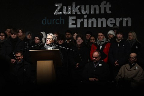 TUD-Rektorin Ursula Staudinger steht auf einer Bühne und spricht zu Teilnehmenden der Veranstaltung am 13. Februar in Dresden.