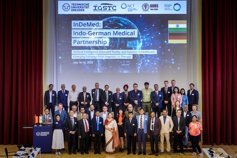 Gruppenfoto von den Teilnehmenden einer Tagung.  Im Hintergrund ist eine Präsentation zu sehen, auf der "Indo-German Medical Partnership" steht.