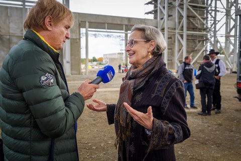 TUD-Rektorin Prof. Ursula Staudinger spricht in ein Mikrofon eines Radioreporters.