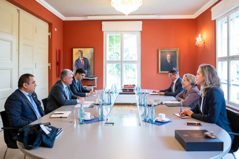Beim Gespräch im Rektorat von links nach rechts: Sherzod Hasanov, Botschafter Dilshod Akhatov, Khondamir Boymatov, Prof. Ronald Tetzlaff, Prof.in Ursula Staudinger, Lisa-Marie Schwanebeck. 