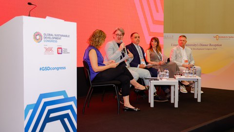 Fotoaufnahme von fünf Personen auf einer Bühne eines Panels beim GSDC. Die zweite Person von links ist André Lindner von der TU Dresden.