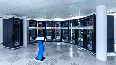 Fotoaufnahme des Hochleistungsrechners SpiNNcloud. Dieser besteht aus mehreren Türmen, in denen die Prozessoren eingebaut sind.