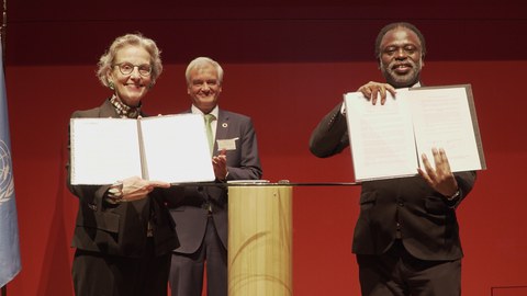TUD Rector Prof. Ursula Staudinger and Prof. Tshilidzi Marwala, Rector of the United Nations University, signing the Memorandum of Agreement to establish the UNU-Hub CREST.