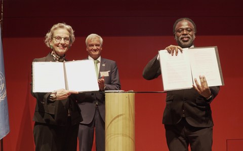 TUD-Rektorin Prof.in Ursula Staudinger und Prof. Tshilidzi Marwala, Rektor der United Nations University bei der Unterzeichnung des Memorandums of Agreement zur Gründung des UNU-Hubs Climate Resilience and Sustainable Technologies (CREST).