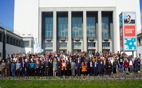 Gruppenfoto von den Teilnehmenden der Dresden Nexus Conference 2025 vor dem Deutschen Hygiene Museum Dresden.