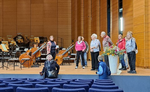 Teilnehmende der Dresdner Seniorenakademie bei einer Bildungsreise in der Chemnitzer Stadthalle.