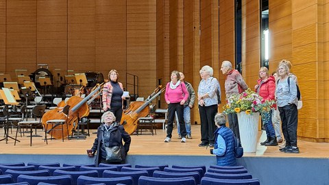 Teilnehmende der Dresdner Seniorenakademie bei einer Bildungsreise in der Chemnitzer Stadthalle.