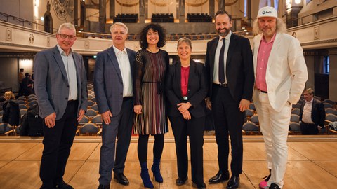 Foto von Prof. Wolfram Burgard (UTN), Prof. Holger Boche (TUM), Prof.in Stefanie Speidel, Prof.in Gitta Kutyniok (LMU), Sachsens Wissenschaftsminister Sebastian Gemkow und Prof. Frank Fitzek (TUD).