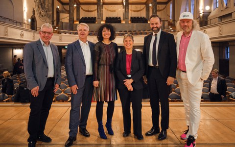 Foto von Prof. Wolfram Burgard (UTN), Prof. Holger Boche (TUM), Prof.in Stefanie Speidel, Prof.in Gitta Kutyniok (LMU), Sachsens Wissenschaftsminister Sebastian Gemkow und Prof. Frank Fitzek (TUD).