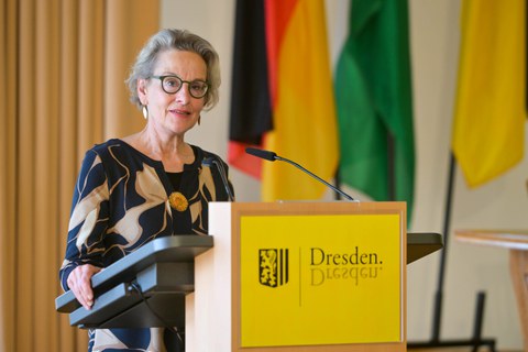 Foto von TUD-Rektorin Prof. Ursula Staudinger, die an einem Rednerpult steht und in ein Mikrofon spricht.