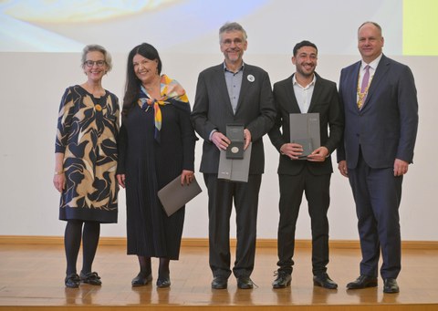 Fotoaufnahme von TUD-Rektorin Prof. Ursula Staudinger, Marita Schieferdecker-Adolph, Prof. Michael Kobel, Saied Karabij und Oberbürgermeister Dirk Hilbert bei der Verleihung der Ehrenmünzen.