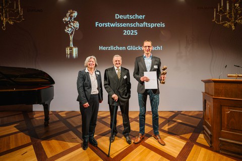 This year's award winner, Prof. Ernst van der Maaten (right in the picture), was honored by the Rector of the University of Freiburg, Prof. Kerstin Krieglstein, and the founder and Chairman of the Eva Mayr-Stihl Foundation, Robert Mayr.