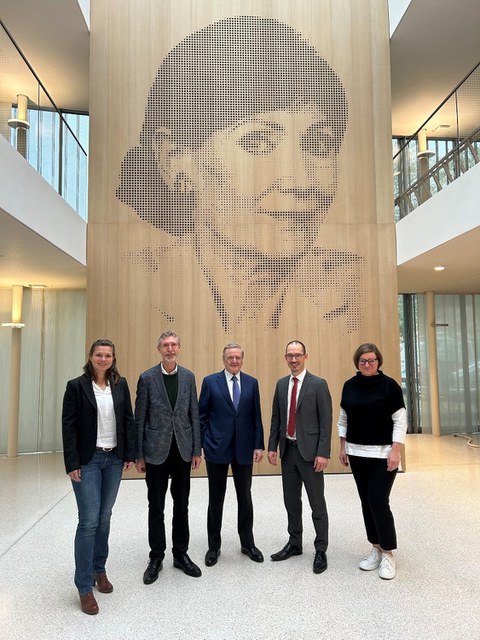 Group photo on the occasion of the presentation of the “Junior Research Group Forest-related Environmental Communication” project at the Eva Mayr-Stihl Foundation in front of the portrait of the founder Eva Mayr-Stihl.