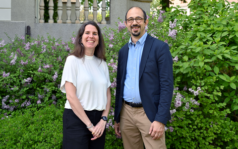 Foto von Maike Heitkamp-Mai und Prof. Ercan Altinsoy von der TU Dresden.