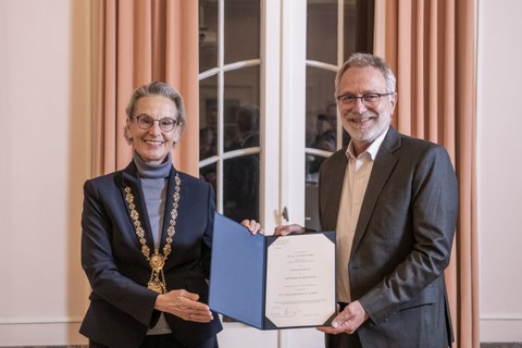 Prof. Ursula Staudinger, Rector of TUD, presents the certificate of appointment as honorary professor to Martin Keller, President of the Helmholtz Association.