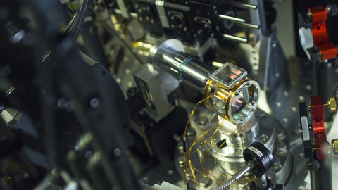 Aufbau für eine miniaturisierte Ionenfalle zum Einsatz in einem Quantenrepeaterknoten an einer Faserteststrecke.