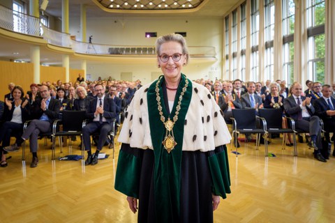 TUD-Rektorin Prof.in Ursula M. Staudinger während der Feierlichen Investitur mit Talar und Amtskette. 