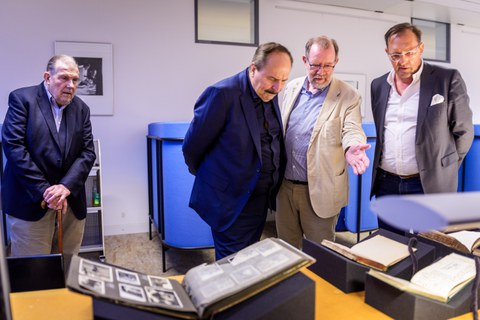 Johann Lafer (2.v.l.) bei der Ausstellungseröffnung.