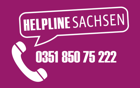 Bild vom Schriftzug Helpline Sachsen auf einem lilafarbenen Hintergrund. Das Bild zeigt zudem einen Telefonhöhrer und die Telefonnummer der Helpline.