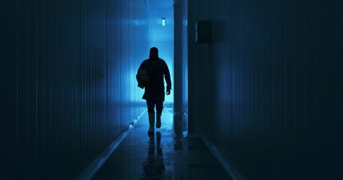 Videostandbild aus Mario Pfeifers Werk „Annäherung im digitalen Zeitalter an eine zum Verschwinden verurteilte Menschheit“, 2014–2015, 4K-Kino-3-Kanal-Installation, Farbe, Surround-Sound, 26 Min., mit freundlicher Genehmigung des Künstlers und KOW, Berlin