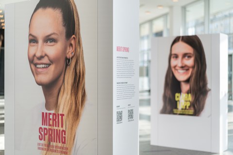 Fotoaufnahme von Schautafeln der Ausstellung "Rethinking Physcis", die Porträts von zwei Wissenschaftlerinnen zeigen.