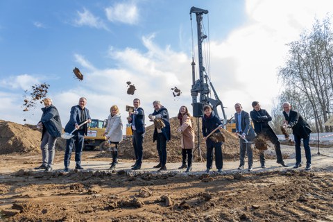Prof. Bernd Büchner (IFW Dresden), OB Dirk Hilbert, Juliane Schmidt (IFW), Falk Reinhardt (SIB), TUD-Kanzler Jan Gerken, Prof. Heike Graßmann, Dr. Babett Gläser (beide SMWK), Oliver Gaber (SIB), Prof. Alexey Chernikov, Prof. Matthias Vojta (ct.qmat).