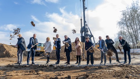Prof. Bernd Büchner (IFW Dresden), OB Dirk Hilbert, Juliane Schmidt (IFW), Falk Reinhardt (SIB), TUD-Kanzler Jan Gerken, Prof. Heike Graßmann, Dr. Babett Gläser (beide SMWK), Oliver Gaber (SIB), Prof. Alexey Chernikov, Prof. Matthias Vojta (ct.qmat).
