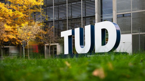 TUD-Schriftzug am Hörsaalzentrum.