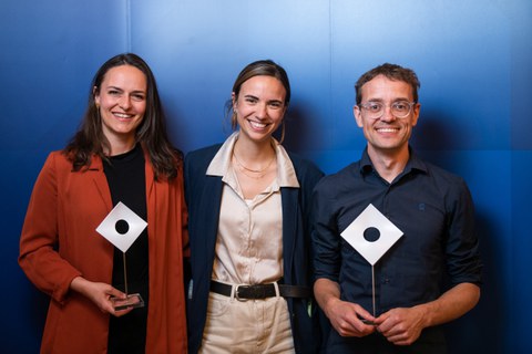 Drei herausragende Beispiele exzellenter Wissenschaftskommunikation an der TUD: Prof. Simon Meier-Vieracker erhielt den Hauptreis. Dr. Hannah Muti (l.) und Dr. Chiara Löffler (M.) wurden mit dem Nachwuchspreis ausgezeichnet. 