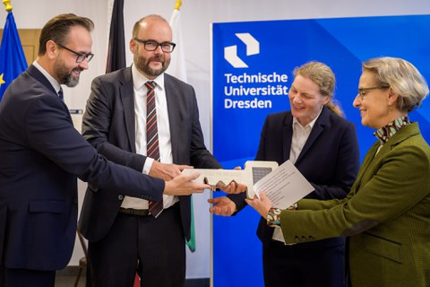 From left to right: Minister of Science Sebastian Gemkow, Minister of Finance Christian Piwarz, Prof. Dr.-Ing. Birgit Beckmann, Dean of the TUD Faculty of Civil Engineering, and TUD Rector Prof. Ursula Staudinger at the symbolic handover of keys. 