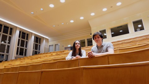 Foto von Veronika Volkova und Rett Edwards, die in einem sonst leeren Hörsaal der TU Dresden sitzen.