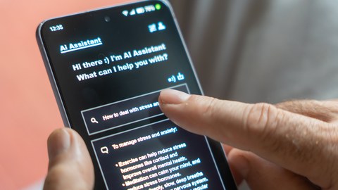 Smartphone mit KI-Assistent