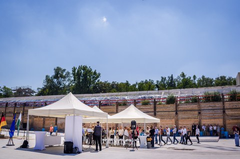 Grundsteinlegung auf der Baustelle.