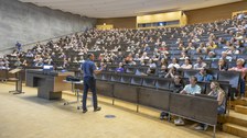 Foto von Prof. Steffen Marx, der in einem Hörsaal zu Publikum spricht.