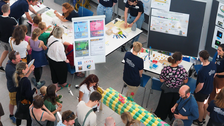 Foto von mehren Tischen, an denen Forscher:innen im CMCB den Besucher:innen der LNdW von ihrer Arbeit erzählen.