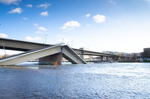 Große Brückenteile der maroden Carolabrücke liegen in der Elbe