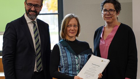 Preisträgerin Juniorprofessorin Nora Huxmann mit Urkunde